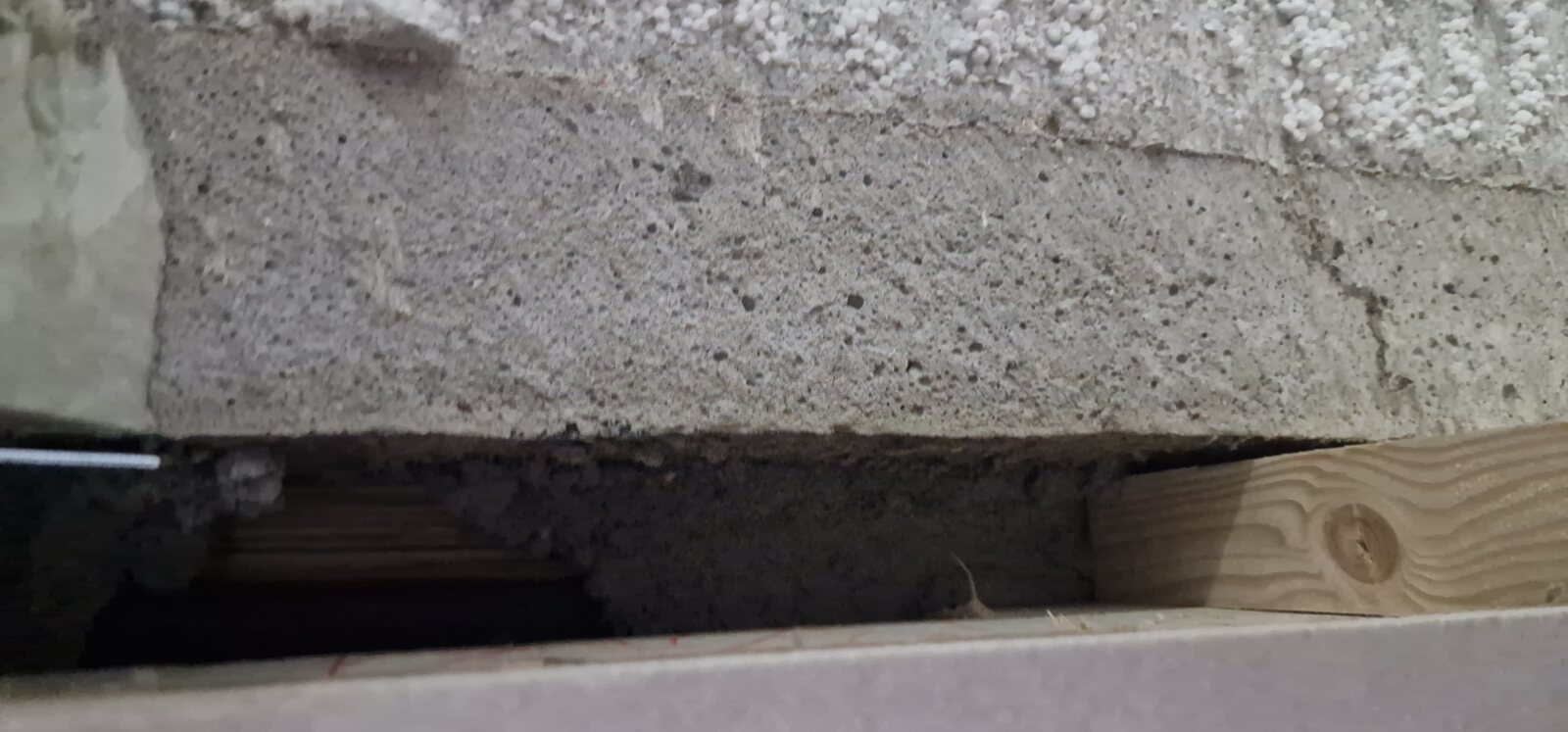 Stichprobe am Schwellenholz: sichtbarer Lichtspalt in der Mörtelfuge unter der Schwelle