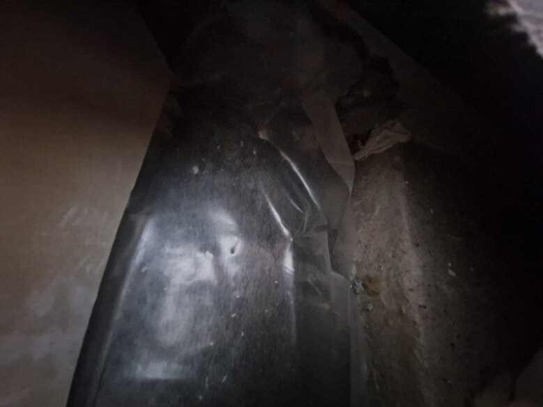 Detailaufnahme der vorhandenen schwarzen Dampfsperrfolie hinter der Bekleidung